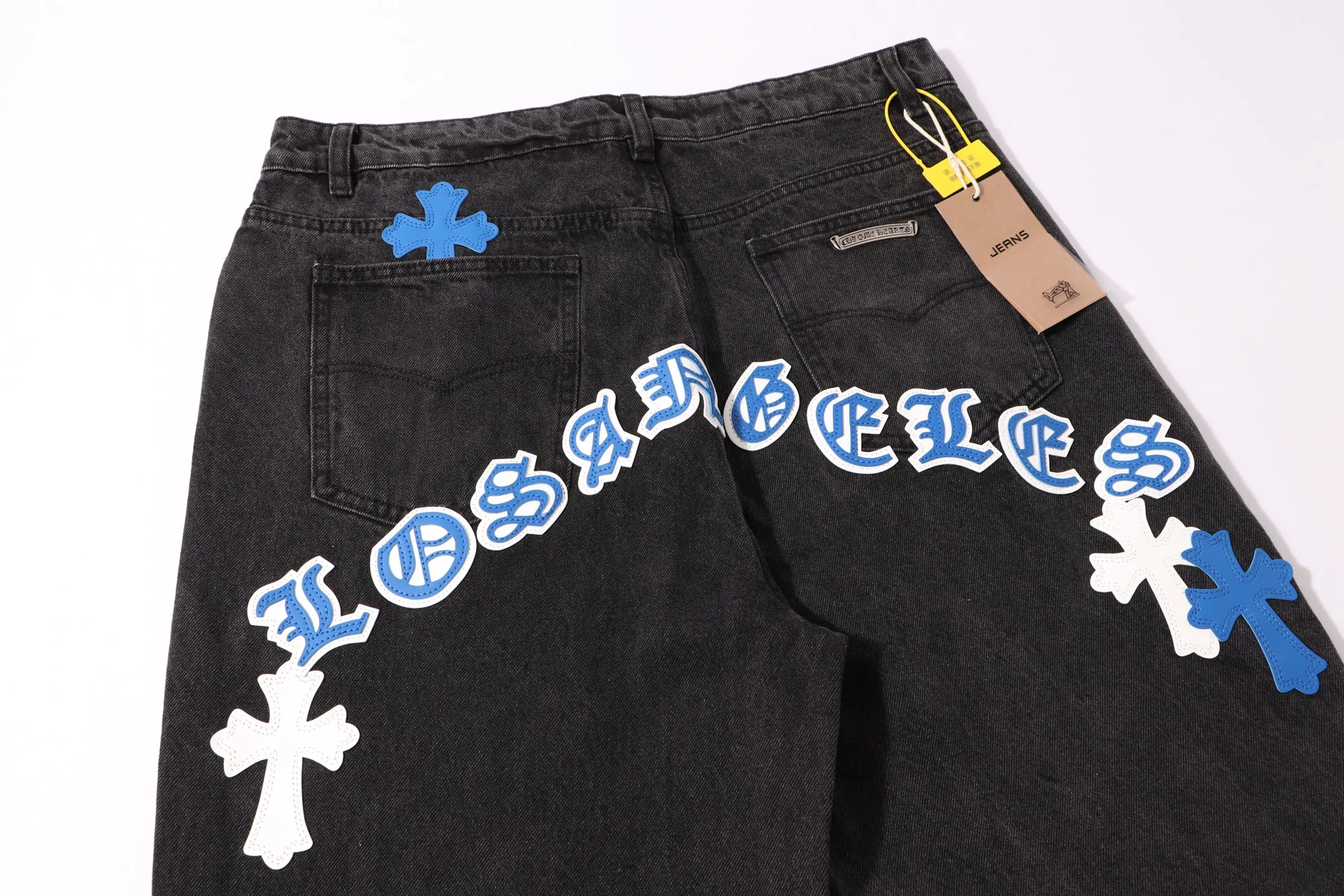 P240 Style number: H31 Croxin & 𝐂𝐡𝐫𝐨𝐦𝐞 𝐇𝐞𝐚𝐫𝐭 ss25 black pants blue leather Sanskrit leather limited edition patchwork jeans. Styles with different washed textures are very friendly to people with thin legs. The slightly flared version perfectly modifies the leg shape. The timeless and moderate length makes it easy to match and match. It is the basis for various styles and is a must-have in your wardrobe! The fabric is stiff but also makes the upper body soft without losing texture. The washing process is even more perfect. It is a must-have item for everyone! ! ! Washed wheat, hang tag, pants label, three labels complete Color: black Size: 30-32-34-36